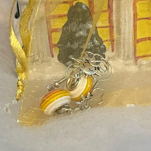 Sunrise Surprise Earrings with a bead in the colors of the sky - Picture 4 of 9